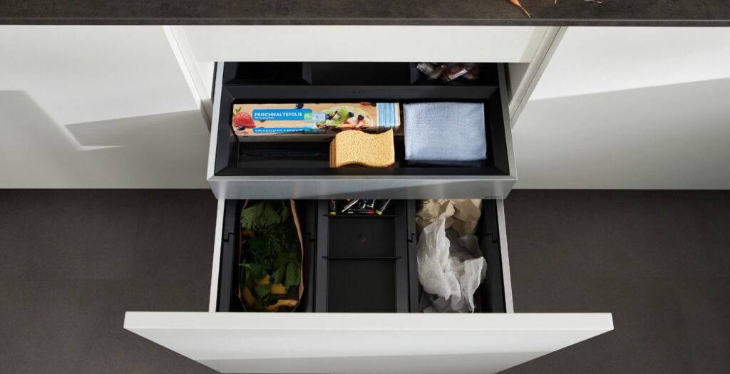 Geöffneter Spülenschrank mit Abfalltrennsystem SELECT II und Organisationsschublade