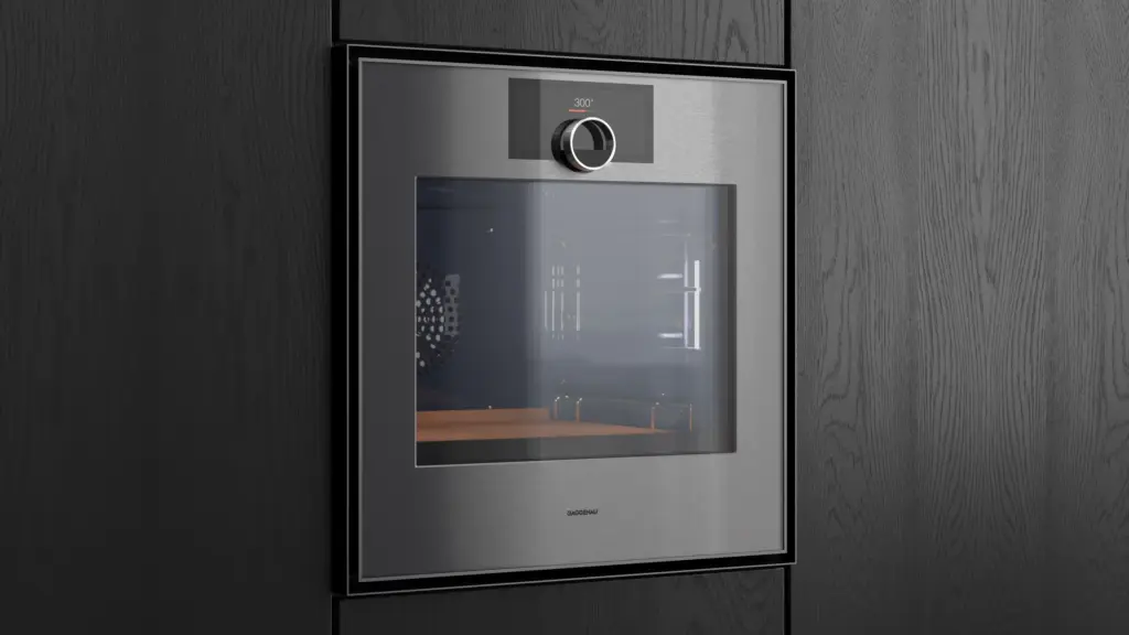 Gaggenau Backofen der Serie Expressive mit Rahmen aus Edelstahl und rundem Bedienring in dunkler Holzfront