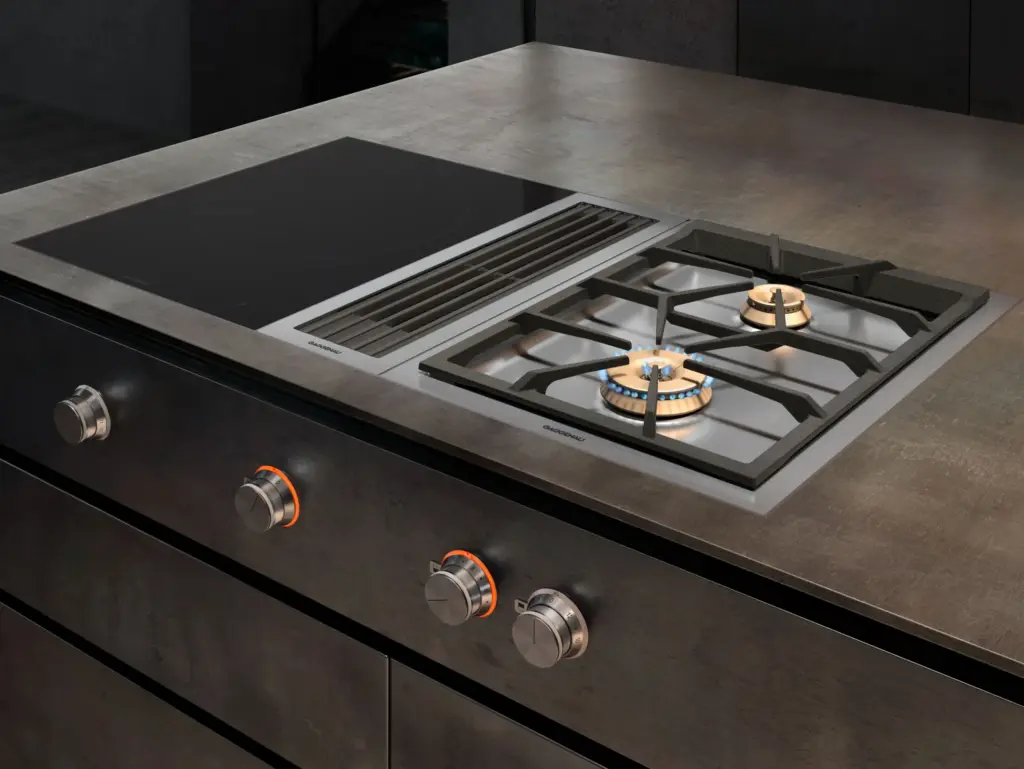 Gaggenau Vario Kochfelder der Serie 400 mit Induktion, Muldenlüftung und Gasbrennern, darunter beleuchtete Bedienknebel an der Schrankfront