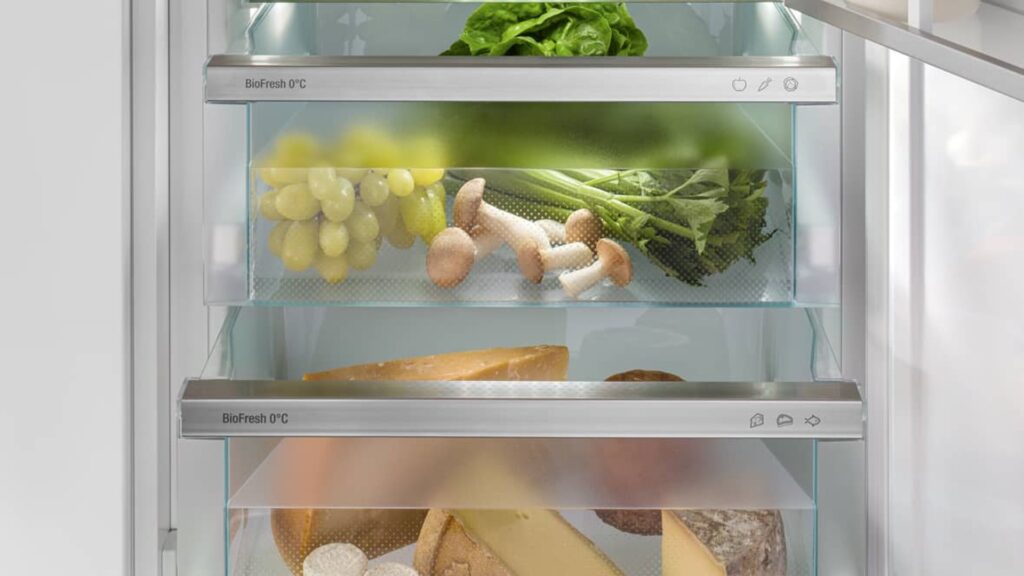 Zwei BioFresh-Schubfächer mit Trauben, Pilzen, Gemüse und Käse