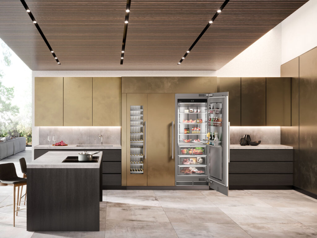 Integrierte Liebherr Monolith Geräte mit geöffnetem Kühlschrank und Weinschrank in einer Küche mit bronzefarbenen Fronten
