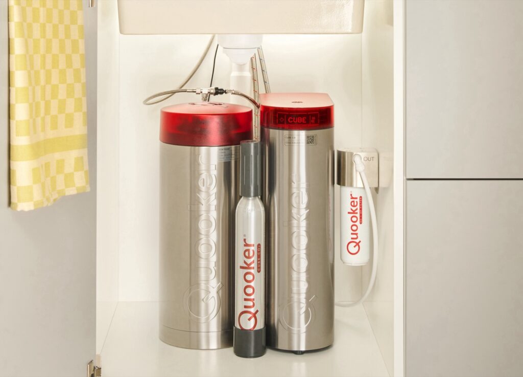 Geöffneter Spülenschrank mit Quooker COMBI Reservoir, CUBE, CO2-Zylinder und Filter