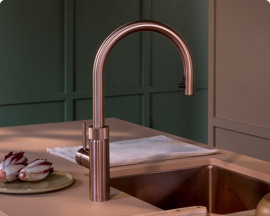 Quooker Flex Round in Kupfer Rosé über einem kupferfarbenen Spülbecken